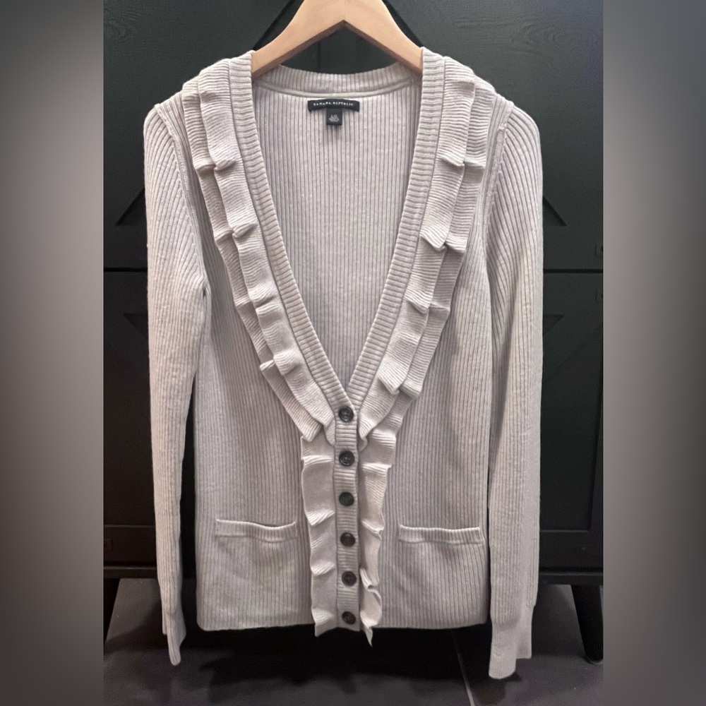 NWOT Banana Republic grey Ruffle-Trim Ribbed Button Cardigan, marino wool size L